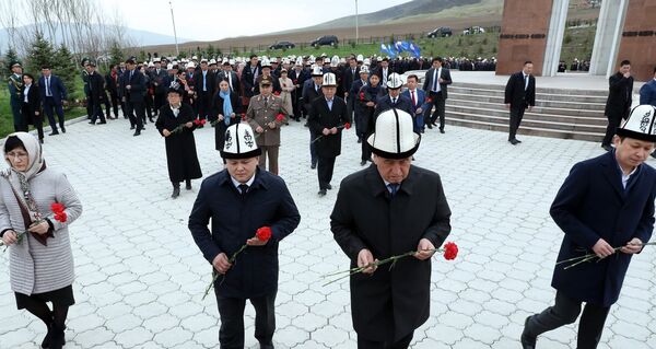 В мемориальном комплексе Ата-Бейит почтили память героев Апрельской революции - Sputnik Кыргызстан