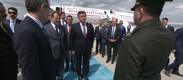 Түркия Сооронбай Жээнбековду кандай тосуп алды. Видео Түркия Сооронбай Жээнбековду кандай тосуп алды. Видео - Sputnik Кыргызстан