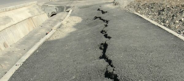 В Бишкеке тротуар проваливается под землю — видео В Бишкеке тротуар проваливается под землю — видео - Sputnik Кыргызстан
