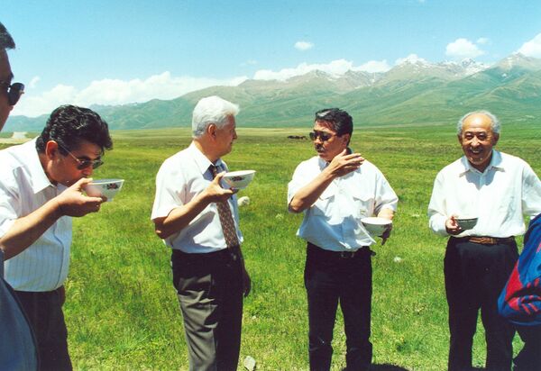 Кыргызстан Компартиясынын Борбордук комитетинин биринчи катчысынын аймакты кыдырып жүргөн кези - Sputnik Кыргызстан