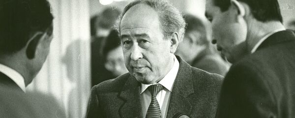 Таза иштеп, адал жашап өткөн Абсамат Масалиев 85ке чыкмак. Архивдик сүрөттөр - Sputnik Кыргызстан