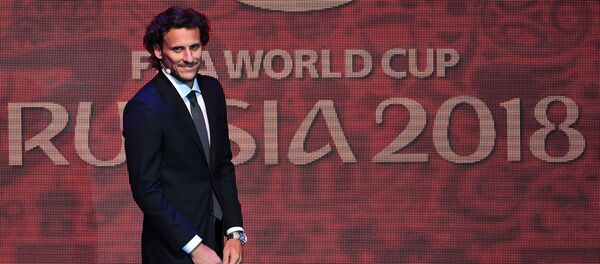 Ассистент жеребьевки уругвайский футболист Диего Форлан на официальной жеребьевке чемпионата мира по футболу 2018. - Sputnik Кыргызстан