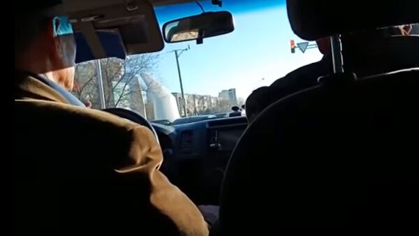 В Казахстане поющий таксист удивляет клиентов своим голосом. Видео - Sputnik Кыргызстан