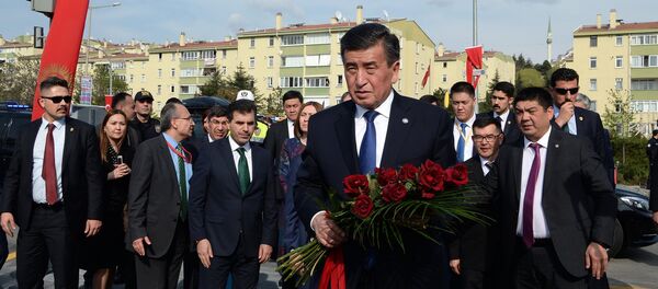 Президенти Сооронбай Жээнбеков Түркиядагы расмий сапарынын алкагында бүгүн, 10-апрелде Анкара шаарында Чынгыз Айтматов атындагы көчөдө жайгашкан улуу кыргыз жазуучусу Чыңгыз Айтматовдун бюстуна барды - Sputnik Кыргызстан