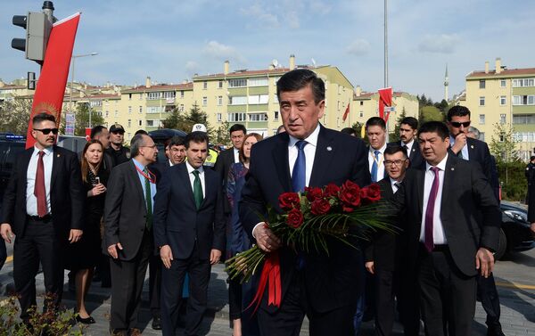 Глава государства почтил память великого соотечественника минутой молчания - Sputnik Кыргызстан