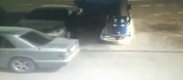 Разборки или спецоперация? На АЗС водителя зажали с двух сторон — видео - Sputnik Кыргызстан