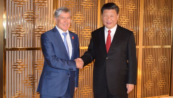 Встреча экс-президент Алмазбек Атамбаев с председателем Китая Си Цзиньпином - Sputnik Кыргызстан