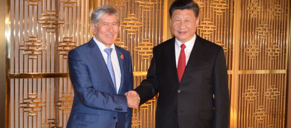 Экс-президент Алмазбек Атамбаев Кытай башчысы Си Цзиньпин менен жолугушуу учурунда Экс-президент Алмазбек Атамбаев Кытай башчысы Си Цзиньпин менен жолугушуу учурунда - Sputnik Кыргызстан
