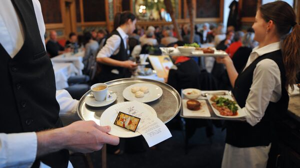 Официанты разносят еду в ресторане. Архивное фото - Sputnik Кыргызстан