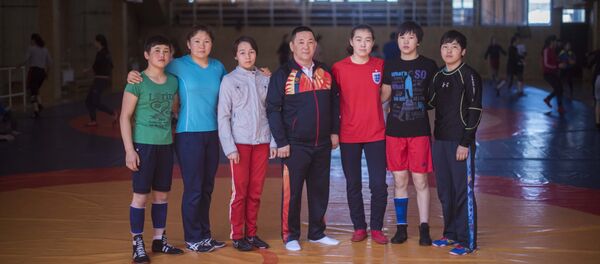 Тренер по женской борьбе среди кадетов Усоналы Рыскулов с воспитанниками - Sputnik Кыргызстан