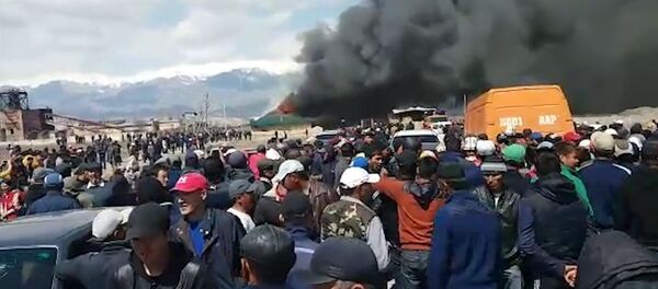 Уюлгуган кара түтүн, жаалданган эл. Макмалдагы өрттүн видеосу - Sputnik Кыргызстан