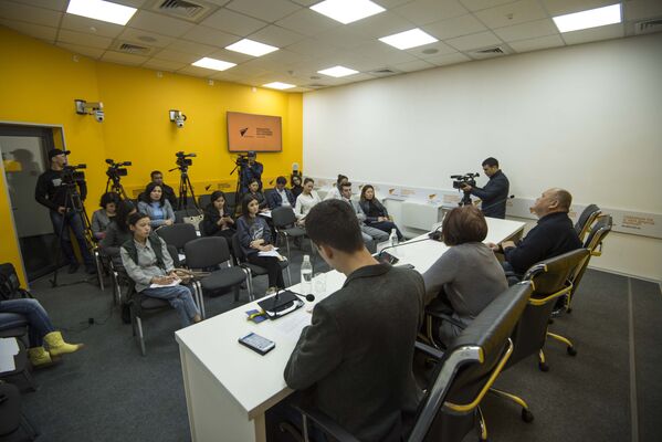 Пресс-конференция о женском алкоголизме и подростковой наркомании - Sputnik Кыргызстан