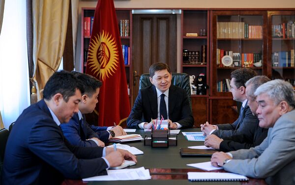 По данным пресс-службы правительства, сегодня, 12 апреля, глава кабмина встретился с региональным экспертом по безопасности полетов Европейского и Североатлантического офиса Международной организации гражданской авиации (ИКАО) Аркадием Меркуловым - Sputnik Кыргызстан