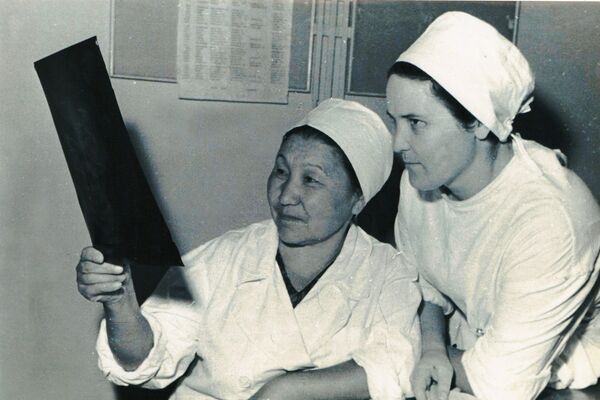 Первая женщина-хирург в Центральной Азии Какиш Рыскулова - Sputnik Кыргызстан