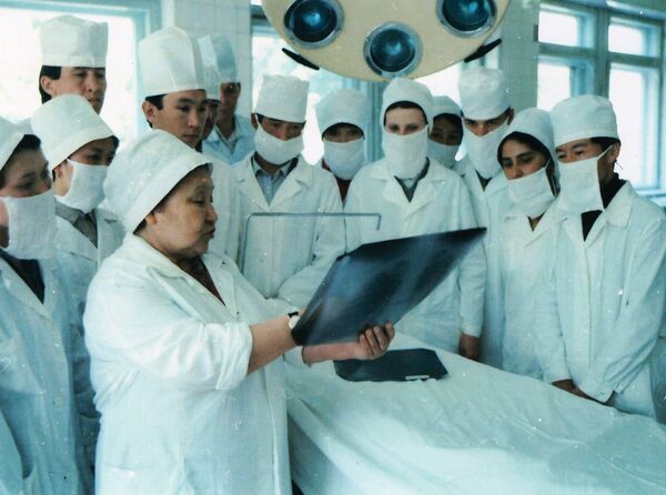 Какиш Рыскулова кыргыз медицинасы үчүн кызмат өтөгөн баалуу кадрларды тарбиялаган - Sputnik Кыргызстан