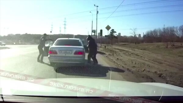 Дерзкое ограбление машины с KG-номерами произошло в Москве — видео - Sputnik Кыргызстан