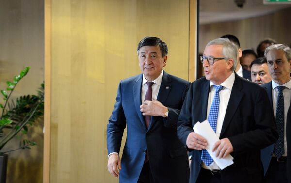 Состоялась встреча президента Сооронбая Жээнбекова с председателем Еврокомиссии Жанoм-Клодом Юнкером в рамках рабочего визита главы в Брюссель - Sputnik Кыргызстан