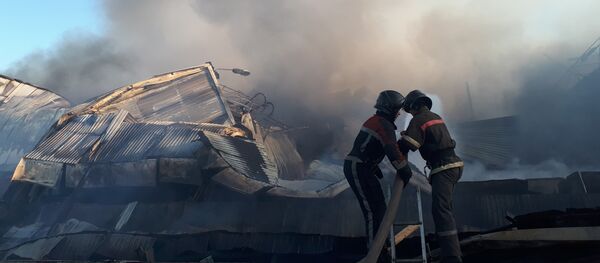 Крупный пожар на территории Ошского рынка в Бишкеке - Sputnik Кыргызстан