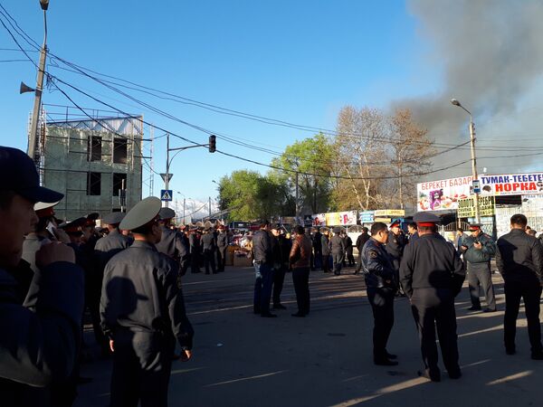 Крупный пожар на территории Ошского рынка в Бишкеке - Sputnik Кыргызстан