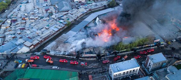 Крупный пожар на территории Ошского рынка в Бишкеке. Архивное фото Крупный пожар на территории Ошского рынка в Бишкеке. Архивное фото - Sputnik Кыргызстан