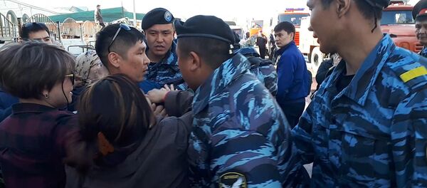 Ош базарында соодагерлер менен милицонерлердин ортосунда жаңжал чыкты. Видео Ош базарында соодагерлер менен милицонерлердин ортосунда жаңжал чыкты. Видео - Sputnik Кыргызстан