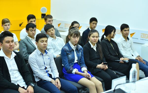 В пресс-центре Sputnik Кыргызстан прошла встреча бишкекских школьников и молодого бизнесмена, который начал свое дело с нуля и добился немалых успехов - Sputnik Кыргызстан