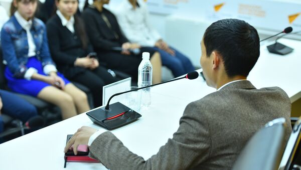 Встреча бишкекских школьников с предпринимателем Алмазом Суйунбековым - Sputnik Кыргызстан