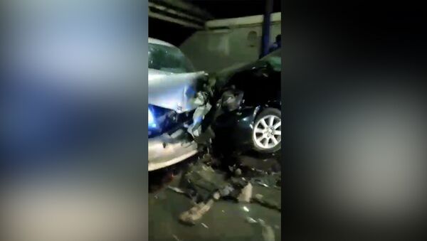 Лобовое столкновение двух авто произошло в Бишкеке — видео после ДТП - Sputnik Кыргызстан