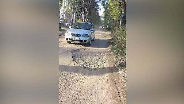 В Бишкеке машины ездят по тротуарам, объезжая ремонтируемые дороги, — видео - Sputnik Кыргызстан