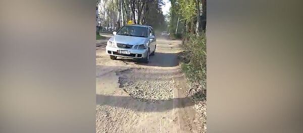 В Бишкеке машины ездят по тротуарам, объезжая ремонтируемые дороги, — видео - Sputnik Кыргызстан