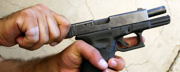 Тапанча кармаган адам. Архив - Sputnik Кыргызстан