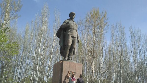 Памятник, установленный в честь военного комиссара Ивана Панфилова в парке села Панфиловское Чуйской - Sputnik Кыргызстан