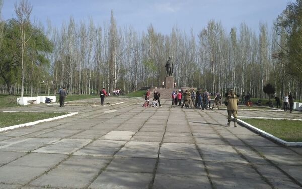 В парке села Панфиловское Чуйской области разрушается памятник, установленный в честь военного комиссара Ивана Панфилова - Sputnik Кыргызстан