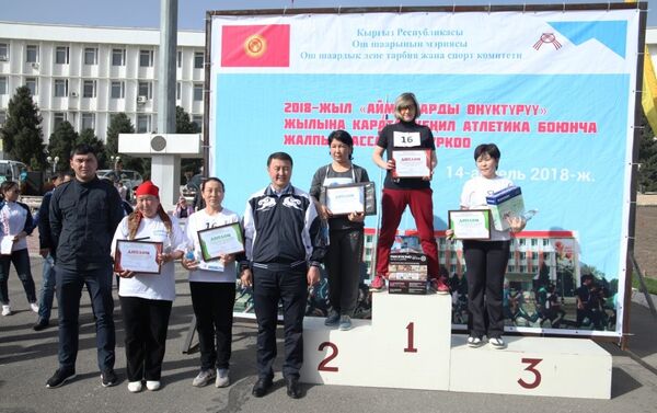 Участникам, занявшим первые места, вручили дипломы, почетные грамоты и ценные подарки. - Sputnik Кыргызстан