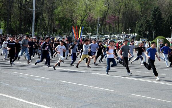 Мероприятие провели сегодня, 14 апреля, на центральной площади южной столицы - Sputnik Кыргызстан