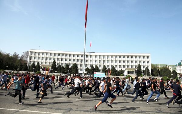 В весеннем легкоатлетическом забеге в Оше приняли участие более 3 тысяч человек - Sputnik Кыргызстан