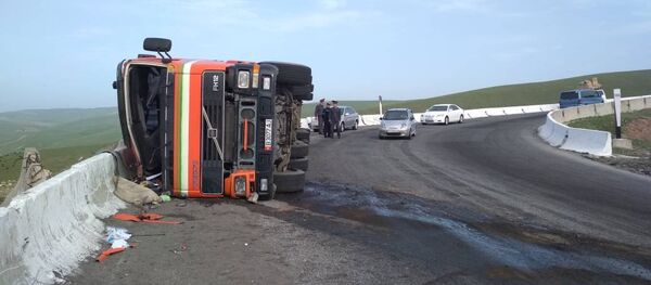 На трассе Ош — Бишкек перевернулся груженный камнями грузовой автомобиль На трассе Ош — Бишкек перевернулся груженный камнями грузовой автомобиль - Sputnik Кыргызстан