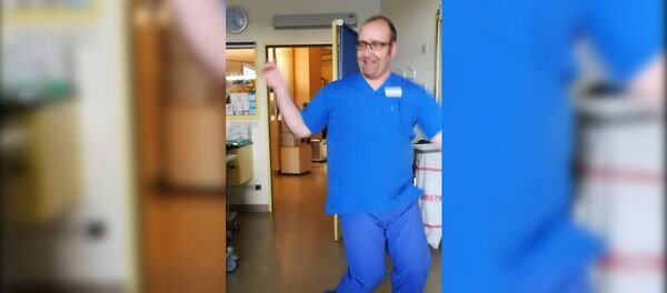 Врач станцевал для тяжелобольного мальчика — очень доброе видео Врач станцевал для тяжелобольного мальчика — очень доброе видео - Sputnik Кыргызстан