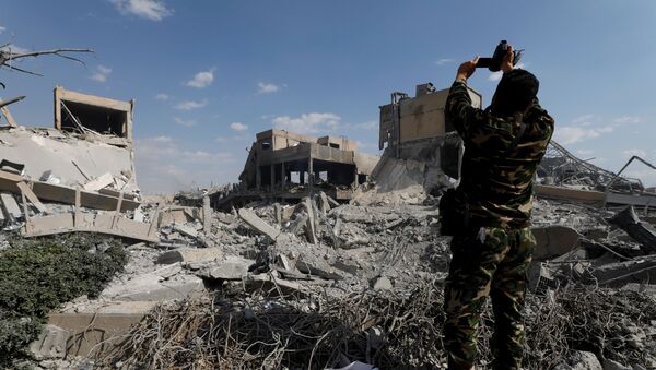 Сирийский военнослужащий снимает на видео разрушения в Дамаске после воздушных ударов США - Sputnik Кыргызстан