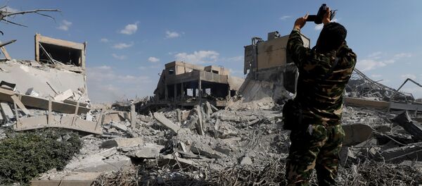 Сирийский военнослужащий снимает на видео разрушения в Дамаске после воздушных ударов США - Sputnik Кыргызстан
