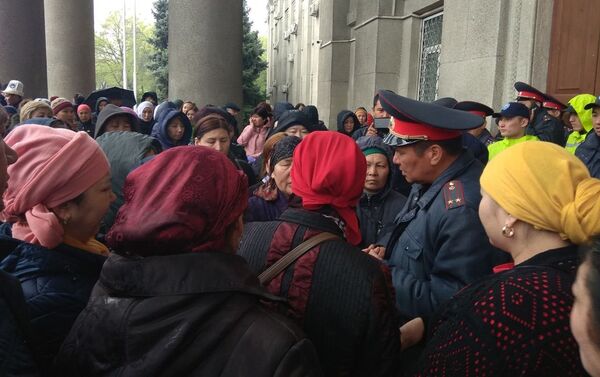 У здания правительства проходит митинг торговцев, чей товар сгорел при последнем пожаре на Ошском рынке в минувшую пятницу. - Sputnik Кыргызстан
