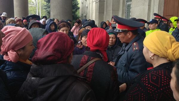 Ош базарынын соодагерлери өкмөт үйүнүн алдына митингге чыкты. - Sputnik Кыргызстан