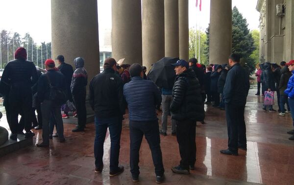 У здания кабмина собралось порядка 150-200 человек. - Sputnik Кыргызстан