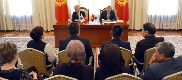 Кыргызстан социал-демократтар партиясынын катчылыгы экс-президент Алмазбек Атамбаевдин КСДП фракциясынын депутаттары менен болгон жолугушуусу - Sputnik Кыргызстан