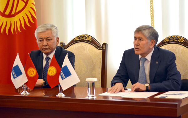 Экс-президент, председатель Социал-демократической партии Кыргызстана Алмазбек Атамбаев встретился с депутатами и обсудил ряд вопросов - Sputnik Кыргызстан