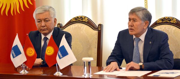 Встреча председателя СДПК Алмазбека Атамбаева с депутатами ЖК Встреча председателя СДПК Алмазбека Атамбаева с депутатами ЖК - Sputnik Кыргызстан