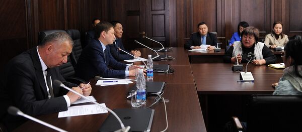 Встреча премьер-министра Сапара Исакова с предпринимателями пострадавшими в результате пожара на Ошском рынке Бишкека Встреча премьер-министра Сапара Исакова с предпринимателями пострадавшими в результате пожара на Ошском рынке Бишкека - Sputnik Кыргызстан