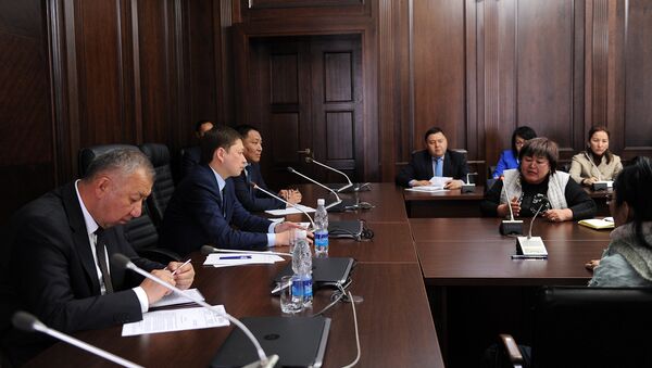 Встреча премьер-министра Сапара Исакова с предпринимателями пострадавшими в результате пожара на Ошском рынке Бишкека - Sputnik Кыргызстан