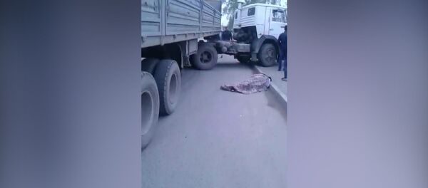 ДТП с КамАЗом, сбившем насмерть двух женщин — появилось видео с места аварии ДТП с КамАЗом, сбившем насмерть двух женщин — появилось видео с места аварии - Sputnik Кыргызстан