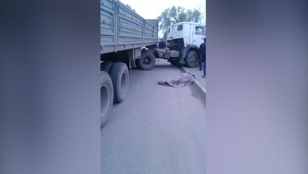 ДТП с КамАЗом, сбившем насмерть двух женщин — появилось видео с места аварии - Sputnik Кыргызстан
